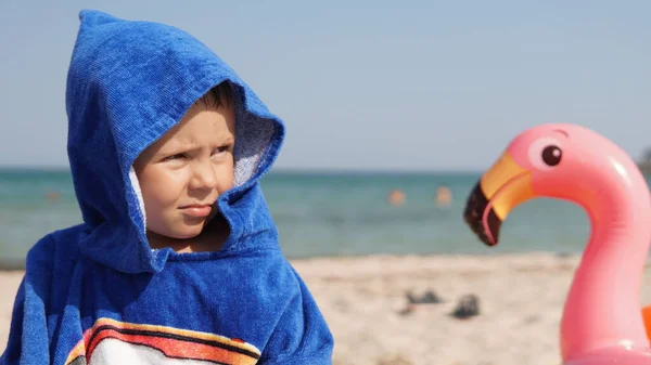 Mavi Bornozlu Mutlu Çocuğun Yakın Plan Portresi Deniz Sahilinde Oyuncak — Stok fotoğraf