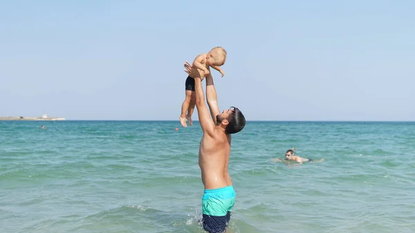 Jeune Papa Debout Dans Eau Dans Mer Vomir Sourire Petit — Photo