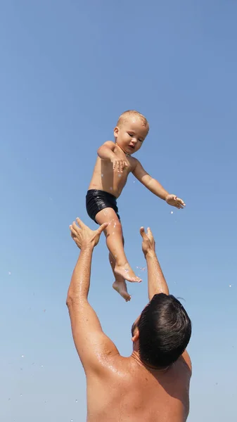 Young Dad Standing Water Sea Throw Little Scared Son High — Stock Photo, Image