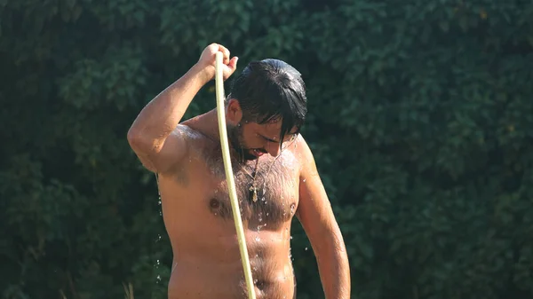 Homme Barbu Asperge Eau Fraîche Partir Tuyau Après Avoir Nagé — Photo