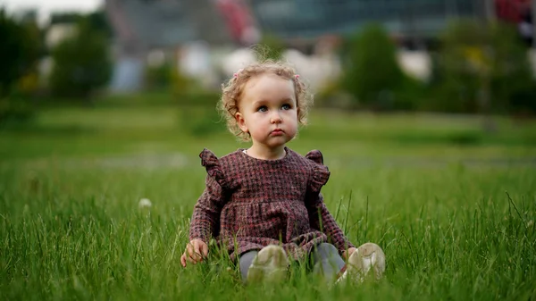 Menina Vestido Bonito Quadriculado Prado Parque Verão Uma Criança Sentada — Fotografia de Stock