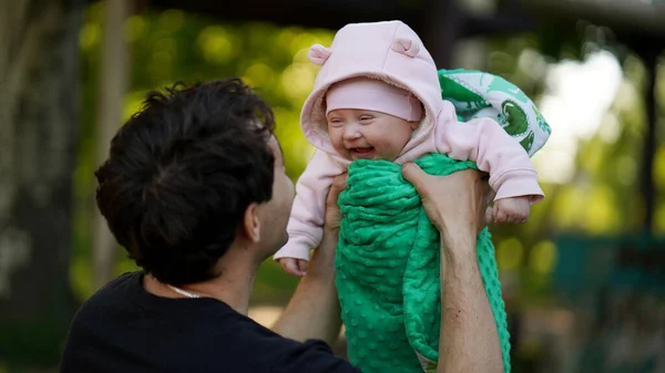 Μπαμπάς Κρατάει Μια Νεογέννητη Κόρη Στην Αγκαλιά Του Μωρό Πράσινο — Φωτογραφία Αρχείου
