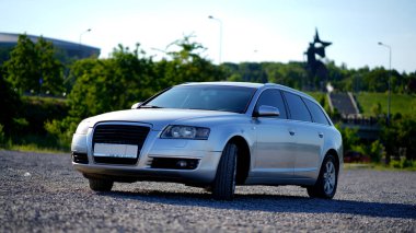 Yaz parkında boş bir araba mezarlığında yalnız gümüş bir araba.