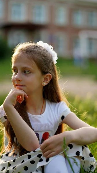 Liten Söt Flicka Klänning Med Cirklar Framför Skolan Byggnad Ett — Stockfoto