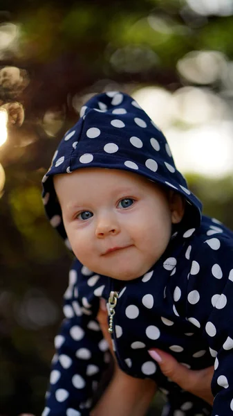 Nahaufnahme Des Niedlichen Mädchens Schwarzer Jacke Mit Kapuze Auf Mamas — Stockfoto