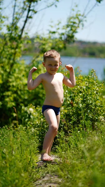 Porträt Eines Lustigen Kleinen Jungen Der Barfuß Auf Einem Pfad — Stockfoto