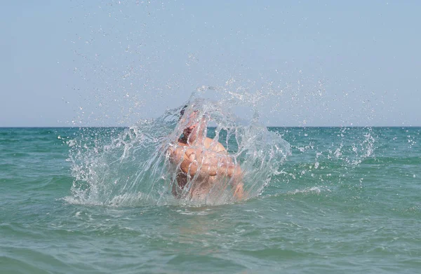 Erwachsener Mann Steht Blauen Meer Und Macht Sprühwelle Wasser Mit — Stockfoto