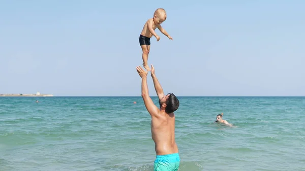 Junger Vater Steht Wasser Meer Und Wirft Lächelnden Kleinen Lächelnden — Stockfoto