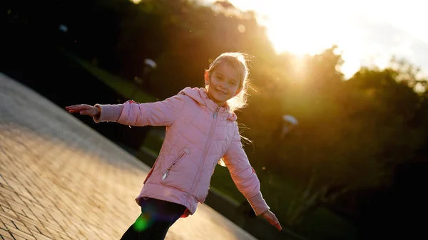 Mała Słodka Podświetlona Dziewczyna Różowej Kurtce Letnim Parku Dziecko Stojące — Zdjęcie stockowe