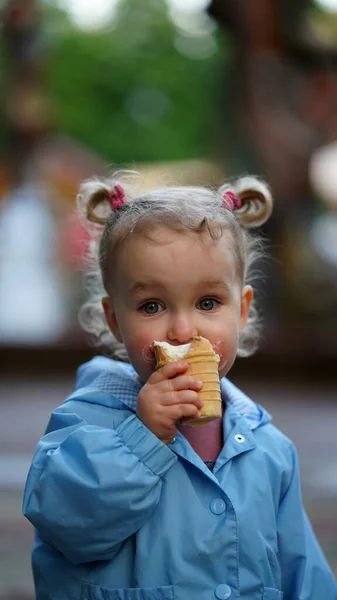 Portret Pięknej Dziewczynki Niebieskiej Kurtce Jedzącej Lody Letnim Parku Dzieciak — Zdjęcie stockowe