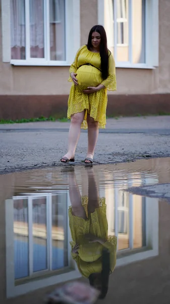 Retrato Una Mujer Embarazada Vestido Amarillo Con Pelo Largo Patio — Foto de Stock