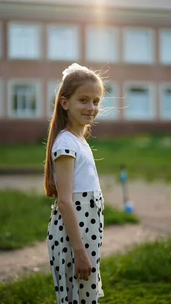 Pequena Menina Bonito Vestido Com Círculos Frente Edifício Escola Uma — Fotografia de Stock
