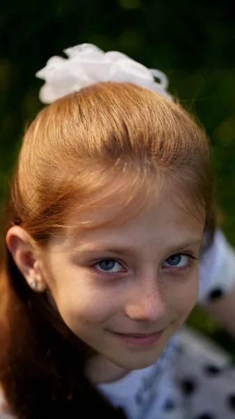 Close Portret Klein Mooi Meisje Met Enorme Blauwe Ogen Glimlachen — Stockfoto