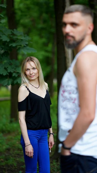 Mann Und Frau Verbringen Ihr Wochenende Gemeinsam Park Frau Fokus — Stockfoto