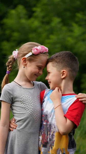 Nettes Kleines Mädchen Und Junge Umarmen Einander Erste Kindheitsbeziehung — Stockfoto