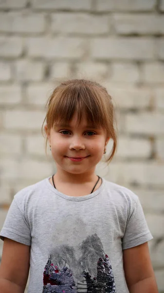 Portrait Smiling Little Girl Brick Background Summert — Stock Photo, Image