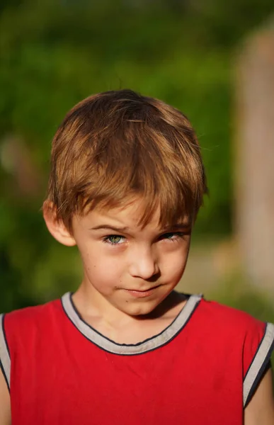 Retrato Niño Lindo Camiseta Roja Sin Mangas Patio Recreo Niño — Foto de Stock