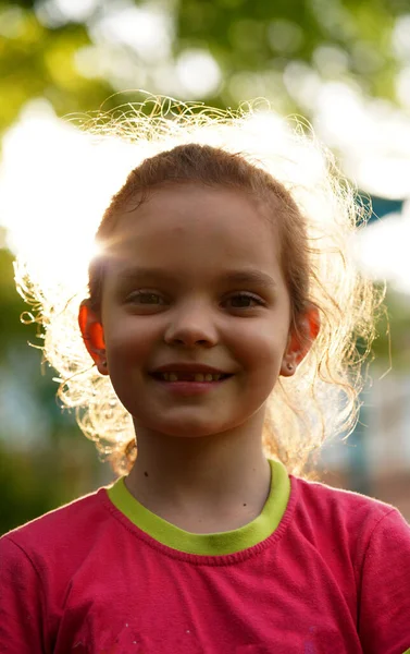 Porträt Eines Kleinen Süßen Jungen Rotem Shirt Auf Einem Spielplatz — Stockfoto