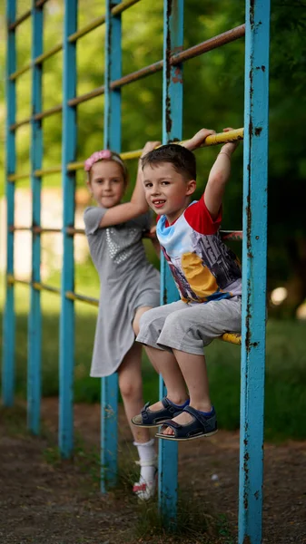 Kleine Models Niedliche Mädchen Und Jungen Liegen Zusammen Auf Der — Stockfoto