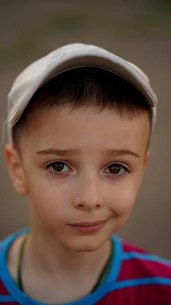 Портрет Милого Ухмыляющегося Мальчика Шляпе Детской Площадке — стоковое фото