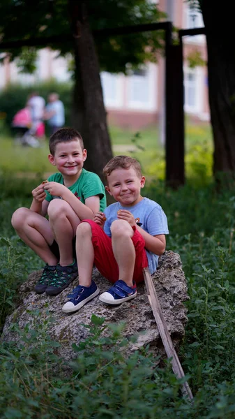 Zwei Lustige Jungs Sitzen Auf Einem Großen Stein Park Kinder — Stockfoto