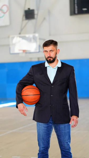 Jeune Homme Dans Blazer Jean Avec Ballon Basket Dans Les — Photo