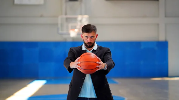 Jeune Homme Barbu Dans Blazer Jean Dans Terrain Basket Ball — Photo