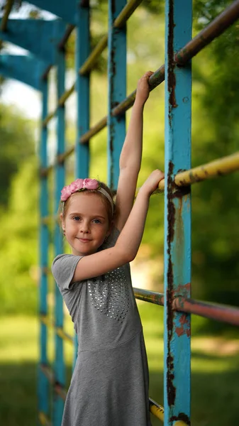 Portret Uroczej Dziewczynki Szarej Sukience Pozującej Sportowe Schody Dziecko Trzymające — Zdjęcie stockowe