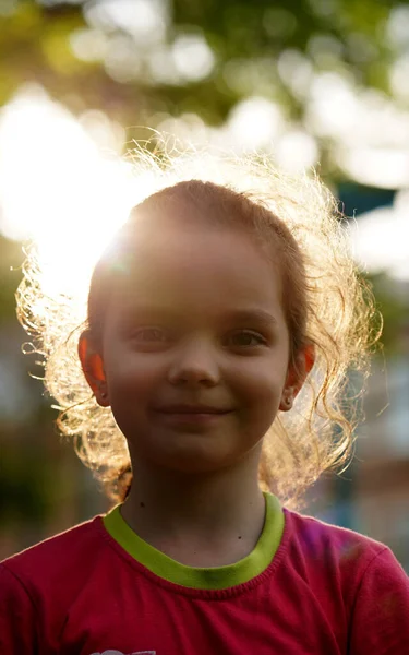 Retrato Menino Bonito Shirt Vermelha Parque Infantil Criança Retroiluminada Olhando — Fotografia de Stock