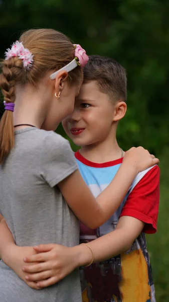 可爱的小女孩和男孩互相拥抱 相互凝视着对方的眼睛 第一个童年关系 — 图库照片