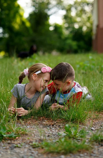 Küçük Mankenler Çimenlerin Üzerinde Birlikte Uzanmış Birbirlerine Bakıyorlar Çocukluk Ilişkisi — Stok fotoğraf