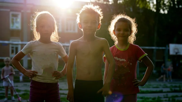 Ritratto Tre Bambine Posa Parco Giochi Figure Forti Bambini Oscurati — Foto Stock