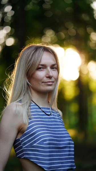 Porträt Einer Stylischen Attraktiven Lächelnden Frau Mit Langen Haaren Auf — Stockfoto