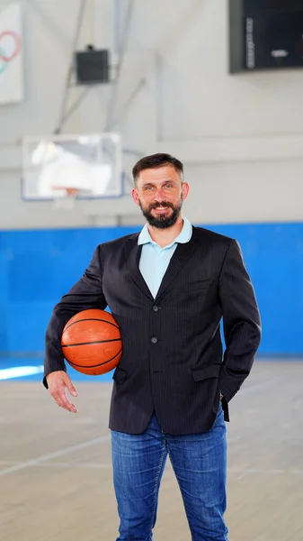 Jovem Sorrindo Homem Com Barba Blazer Jeans Com Basquete Suas — Fotografia de Stock