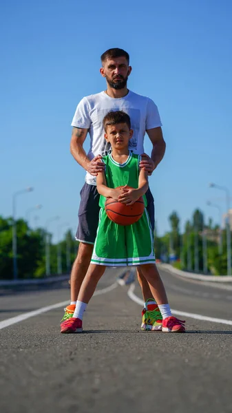 Basketball Famille Père Avec Barbe Fils Avec Des Boules Milieu — Photo