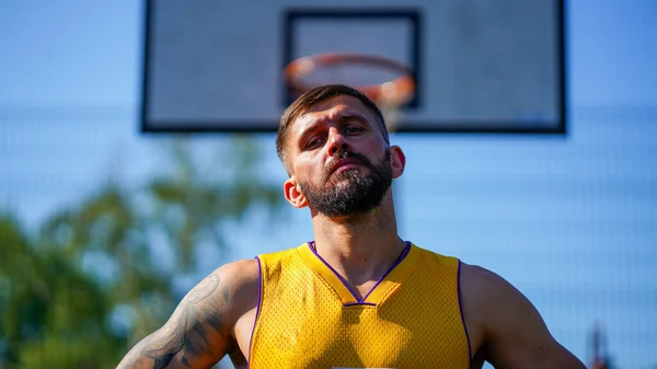 Portrait Athlète Habile Avec Barbe Jersey Jaune Sur Terrain Basket — Photo