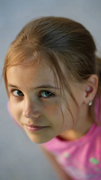Portré Egy Csinos Mosolygós Kislányról Rózsaszín Ruhában — Stock Fotó