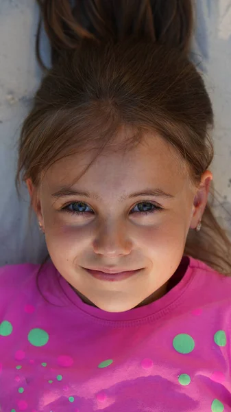 Retrato Uma Menina Muito Sorridente Vestido Rosa Deitado Areia — Fotografia de Stock