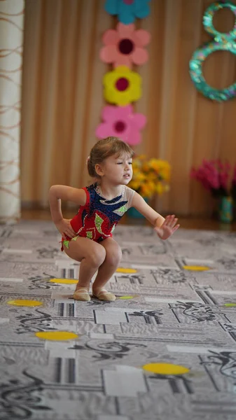 Дитячий Виступ Фестивалі Дитячому Саду Милі Дівчата Розумно Одягнені Танці — стокове фото