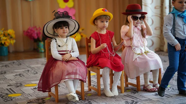Дитячий Виступ Фестивалі Дитячому Саду Дівчата Розумно Одягнені Сидячи Стільцях — стокове фото