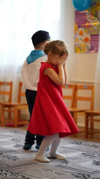 Gyerekelőadás Fesztiválon Óvodában Fiú Lány Okosan Öltözött Előadás Lány Eltakarja — Stock Fotó