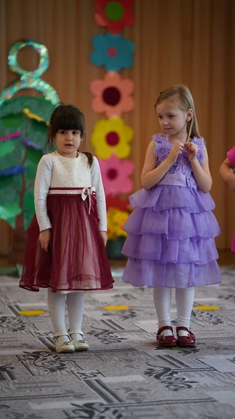 Anaokulundaki festivalde çocuk performansı. Bale eteği giymiş tatlı kızlar.