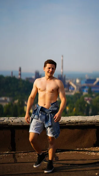 Smart Guy Shirtless Standing Parapet Roof Building Dawn Background City — Stock Photo, Image