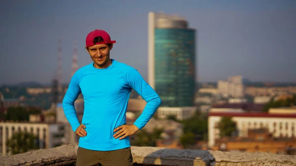 Jeune Homme Intelligent Chemise Bleue Short Debout Sur Toit Bâtiment — Photo