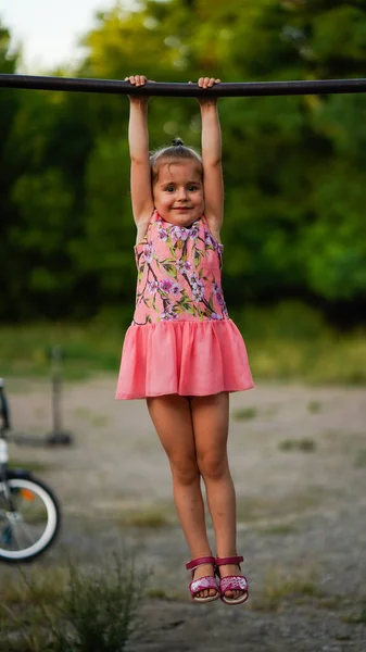 Porträt Eines Süßen Kleinen Mädchens Sommerpark Lustiges Kind Hängt Waagerechter — Stockfoto