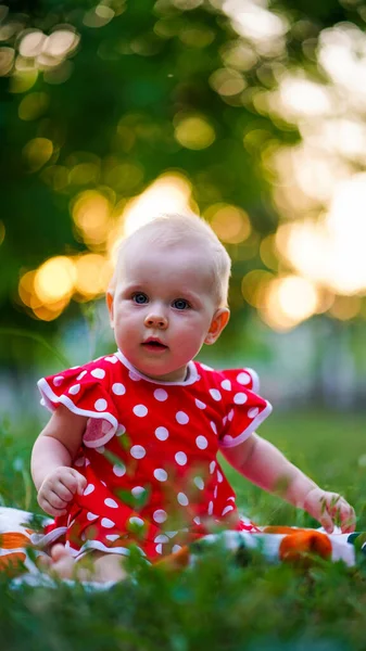 Kleine Baby Roze Polka Dot Jurk Zittend Groene Gras Zomerpark — Stockfoto
