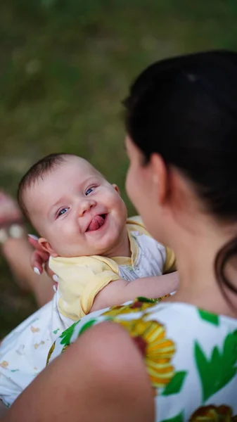 Piccolo Neonato Sulle Braccia Della Madre Mostra Lingua Sorride All — Foto Stock