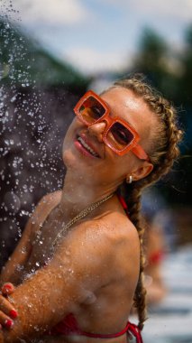 Su parkındaki duşta su altında gülümseyen güzel bir kadının portresi..