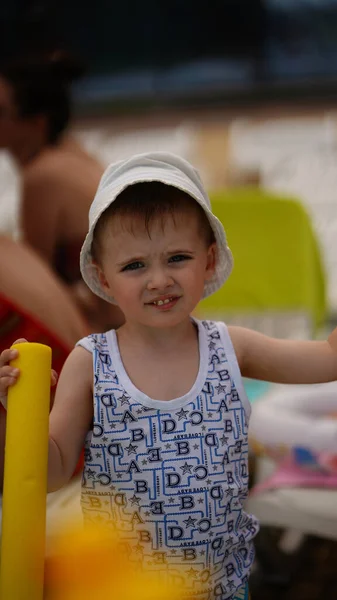 Portret Małego Słodkiego Uśmiechniętego Chłopca Kapeluszu Wiadra Plaży Park Wodny — Zdjęcie stockowe