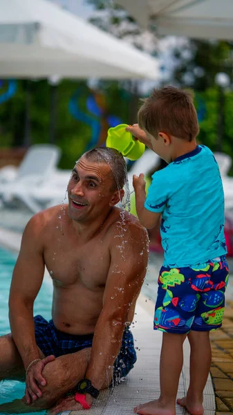 Famille Vacances Dans Parc Aquatique Jeune Père Athlétique Regardant Étonné — Photo